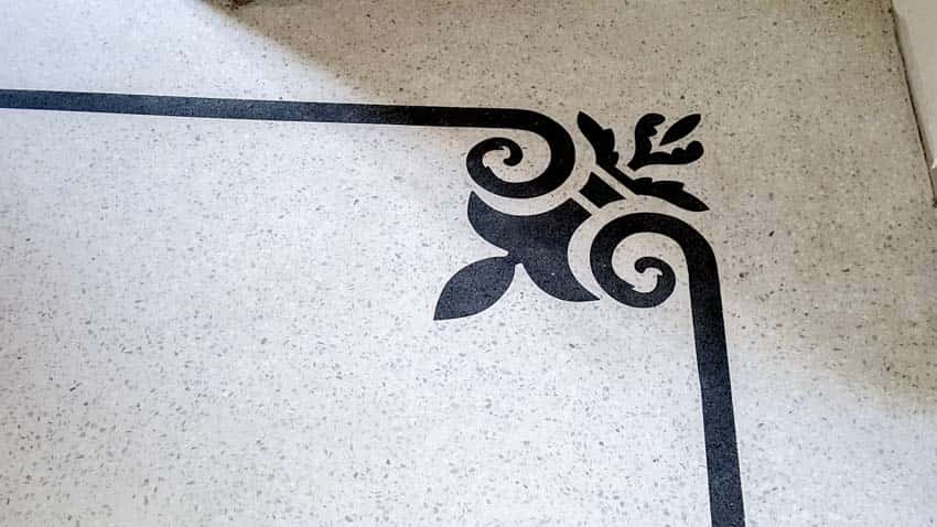 Granito avec motif sur sol neuf